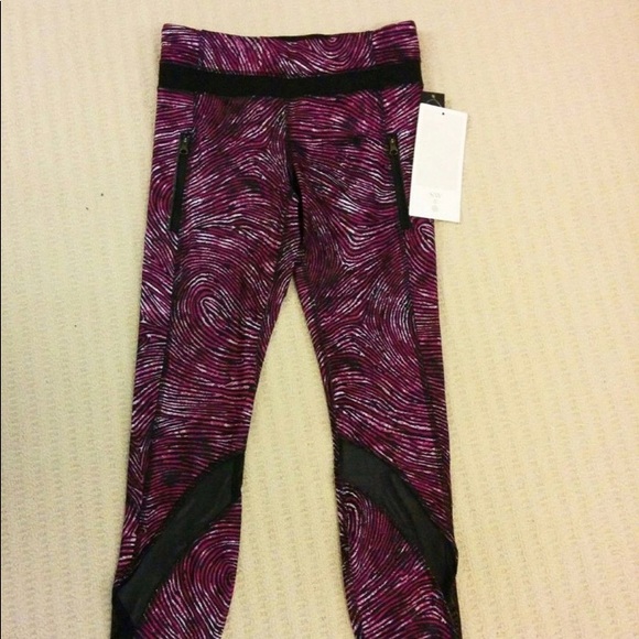 Lululemon Inspire Tight II size 10
Seawheeze 2016 - 7/8-length tight - Picture 2 of 14